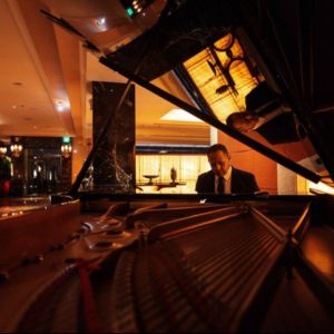 Man in piano at VC Lounge